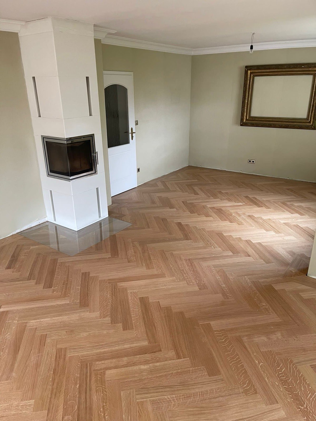 Neu verlegtes Parkett in einem hellen Wohnzimmer – Bodenmanufaktur Drössler